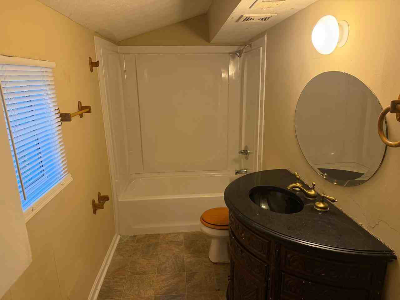 938 Samson Ave - Photo 5 of 8