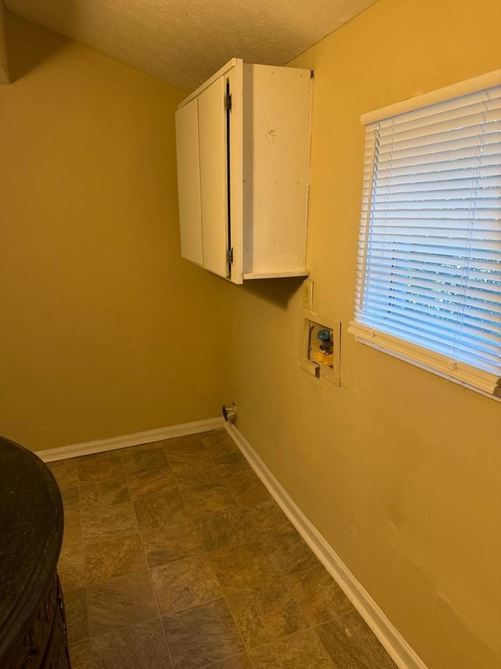 938 Samson Ave - Photo 7 of 8