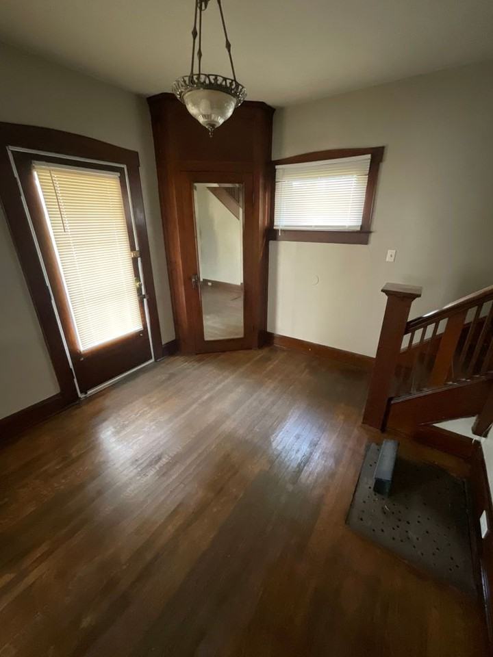 609 W 32nd St - Photo 3 of 24