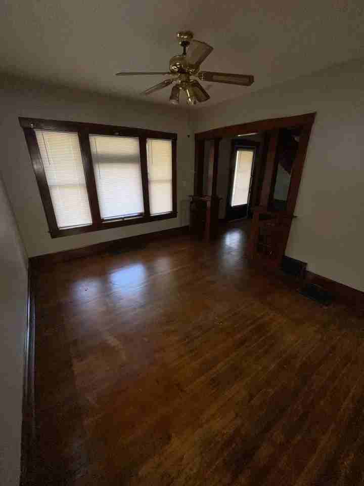 609 W 32nd St - Photo 5 of 24