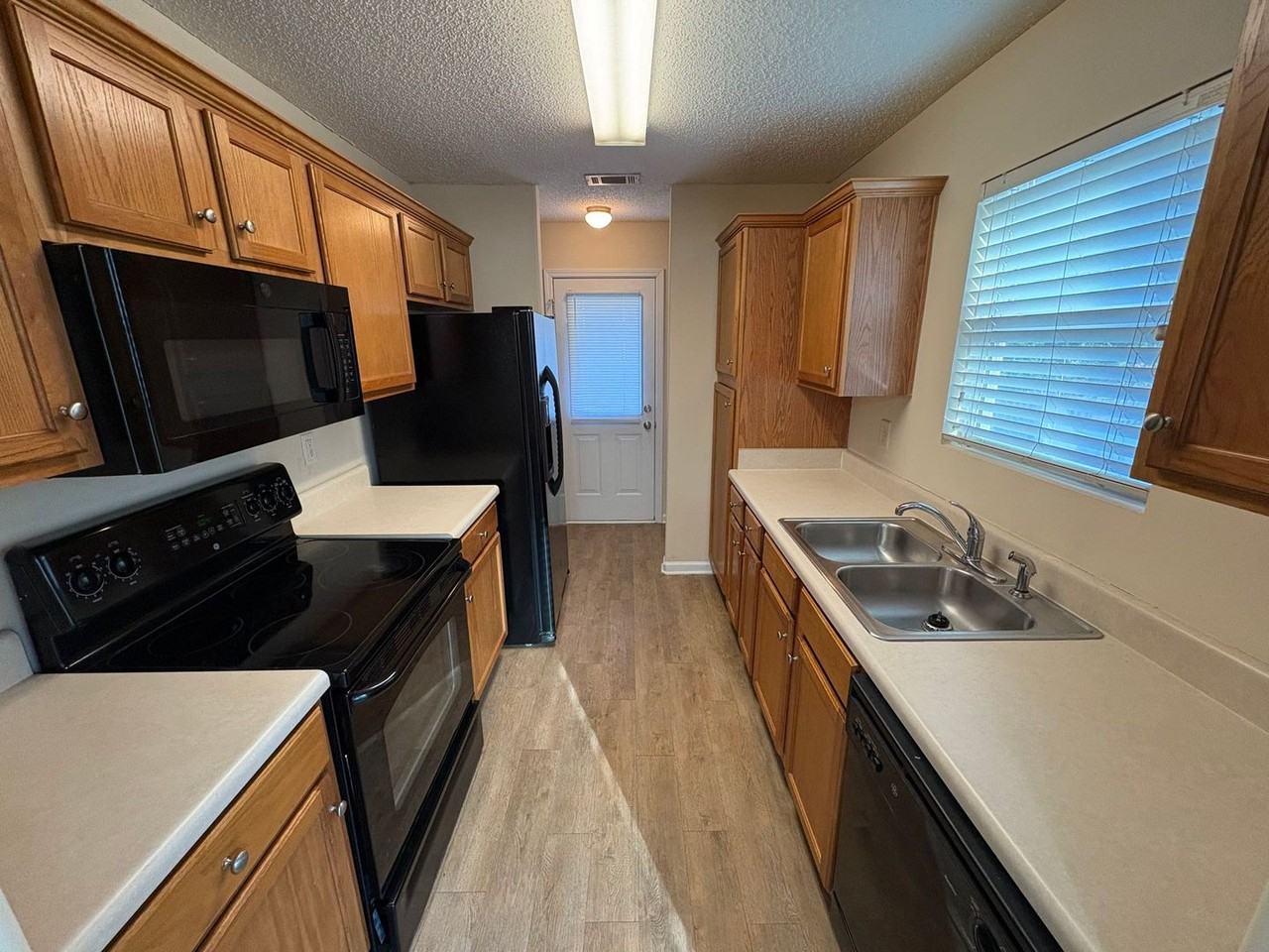 390 Bridgewater Cir - Photo 3 of 13