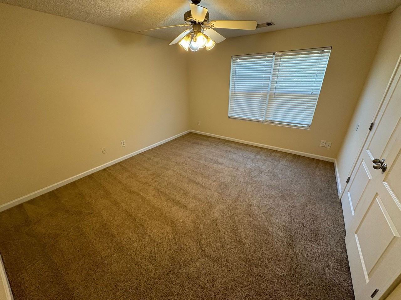 390 Bridgewater Cir - Photo 4 of 13