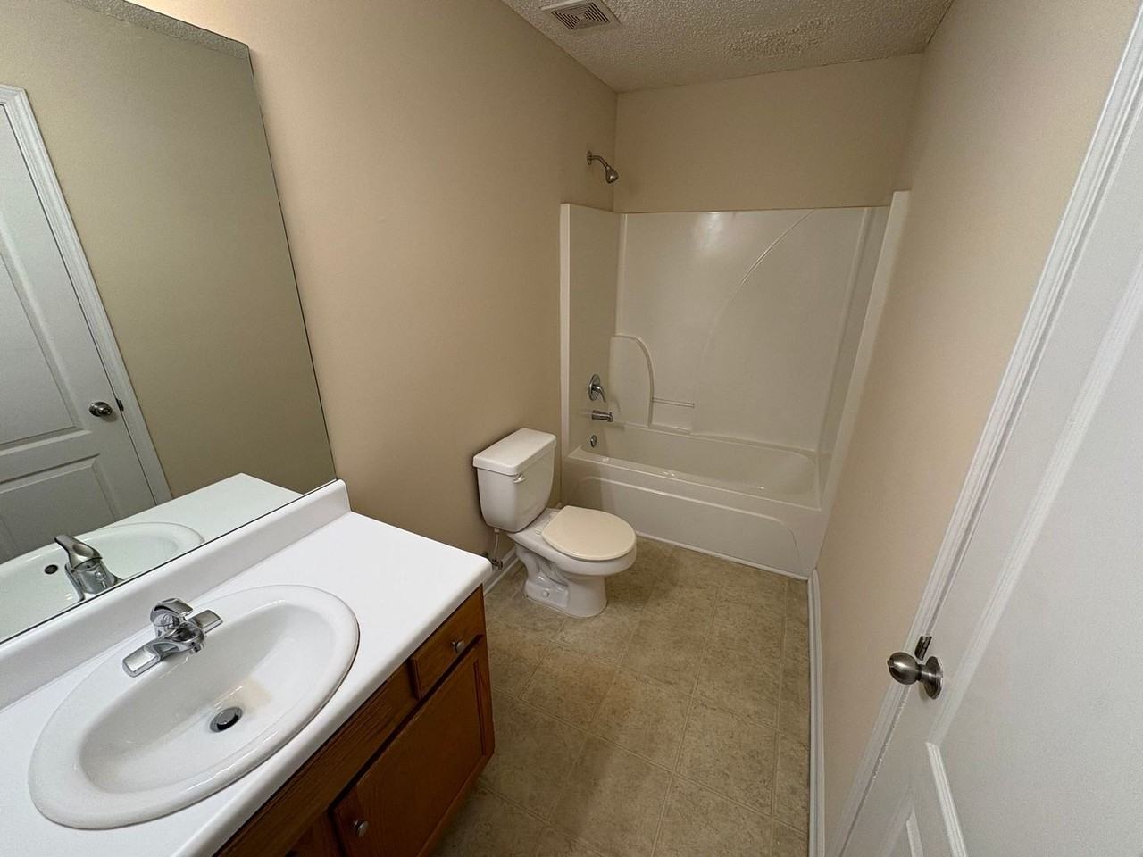 390 Bridgewater Cir - Photo 5 of 13