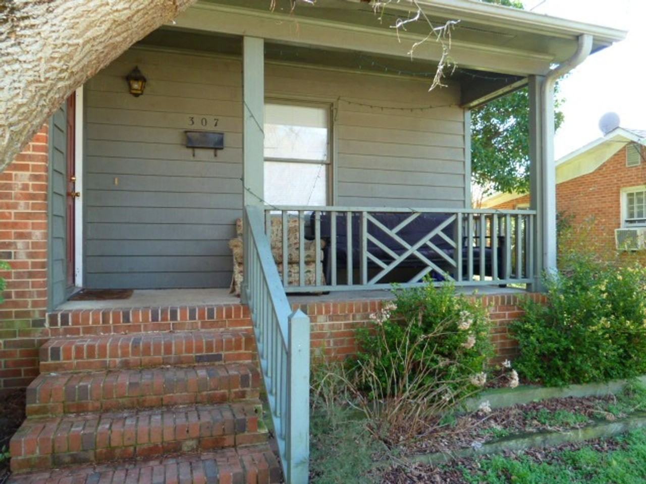 307 Brooks St - Photo 2 of 24