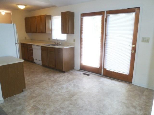 307 Brooks St - Photo 7 of 24