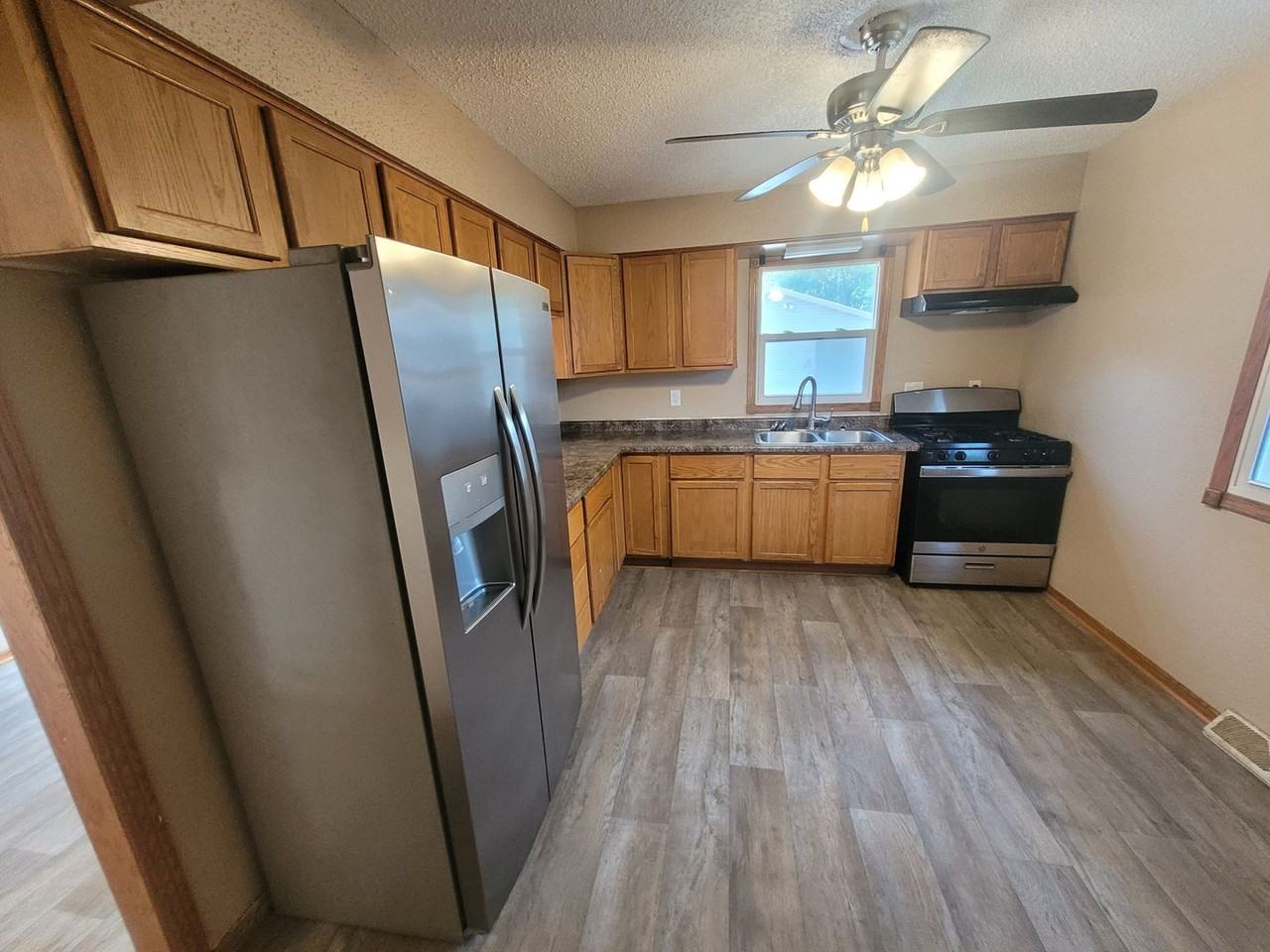 2209 E 40th St - Photo 3 of 28