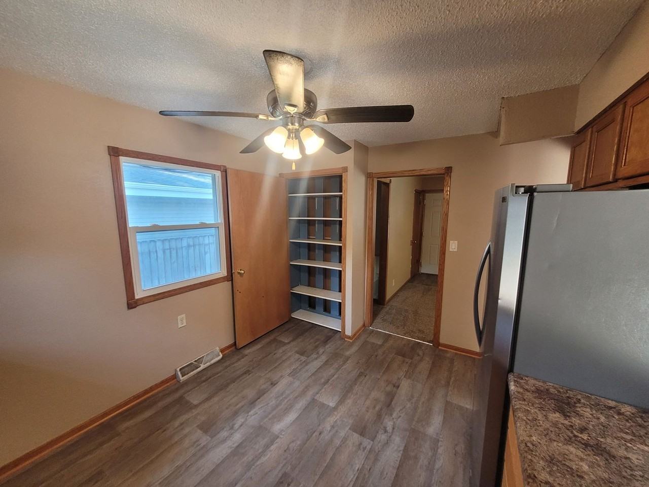 2209 E 40th St - Photo 4 of 28