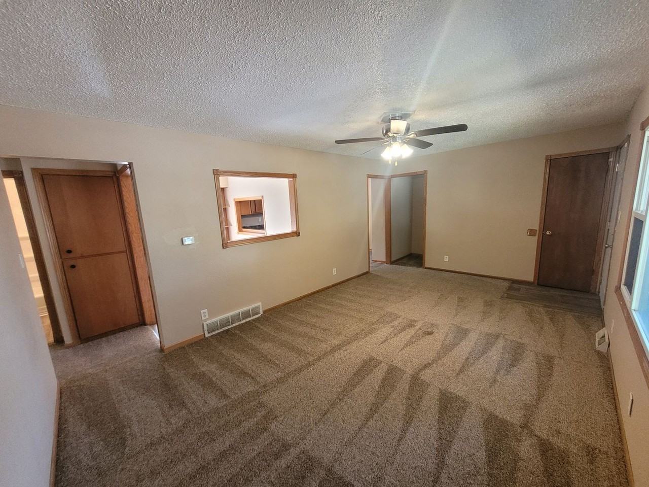 2209 E 40th St - Photo 6 of 28