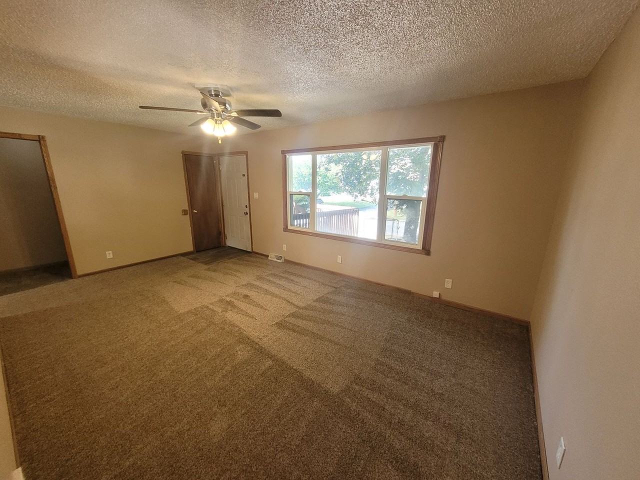 2209 E 40th St - Photo 7 of 28