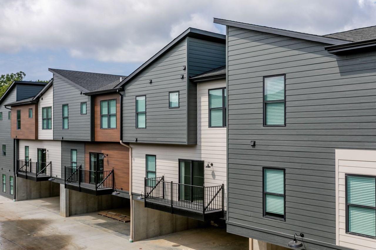 1617 University Townhomes - Photo 3 of 14