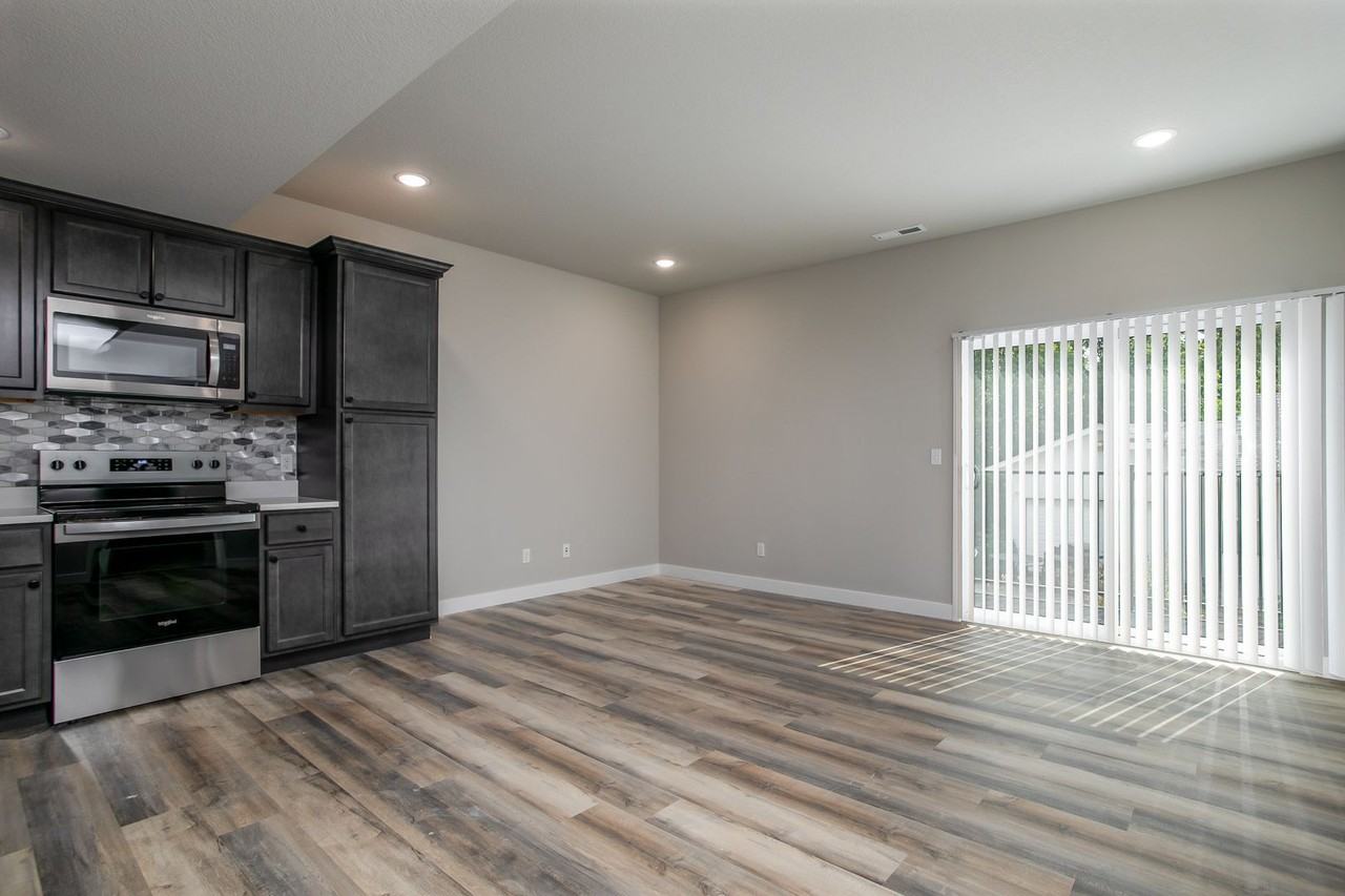 1617 University Townhomes - Photo 7 of 14