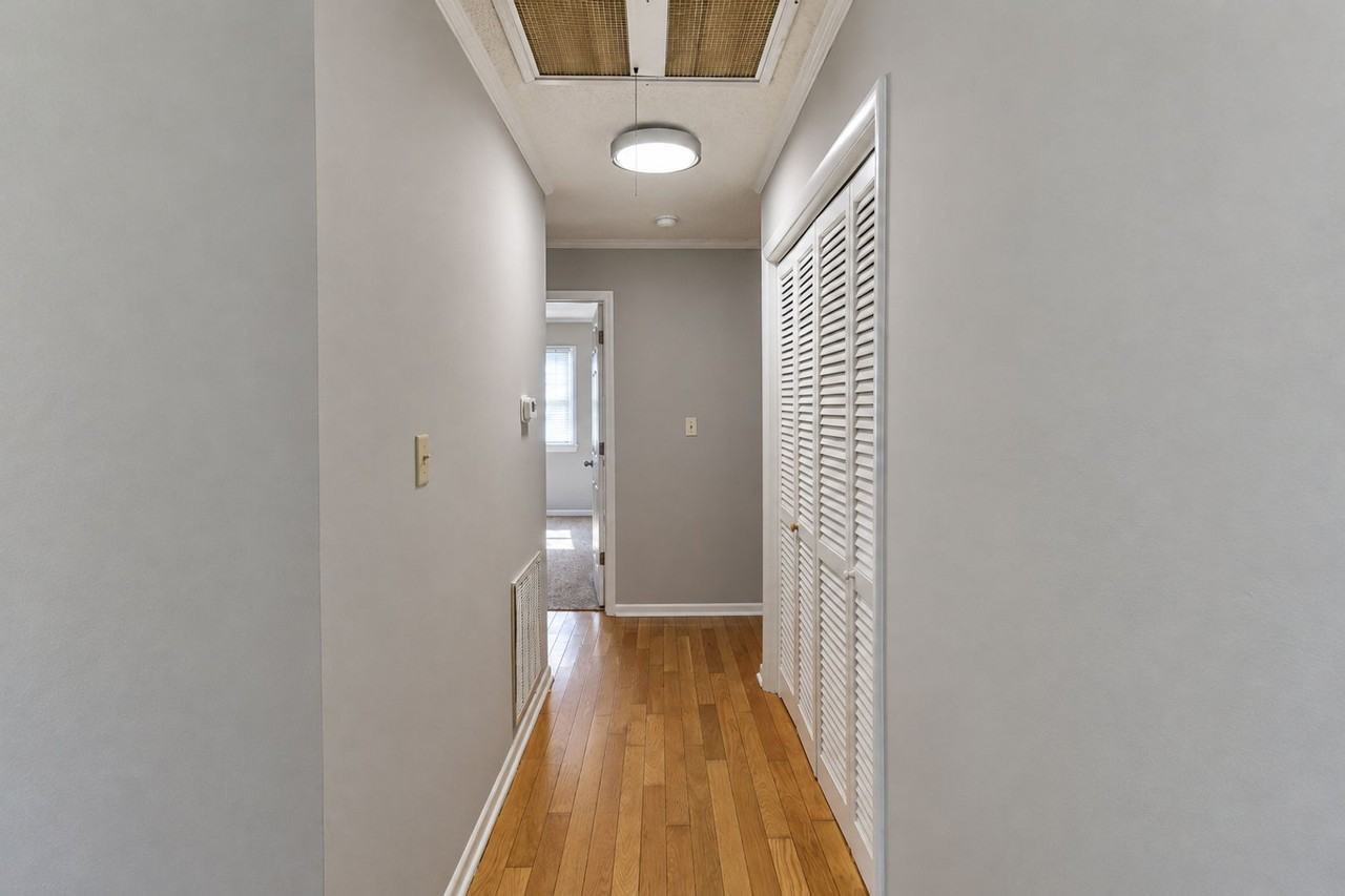 1585 Brookdale Ave - Photo 5 of 33