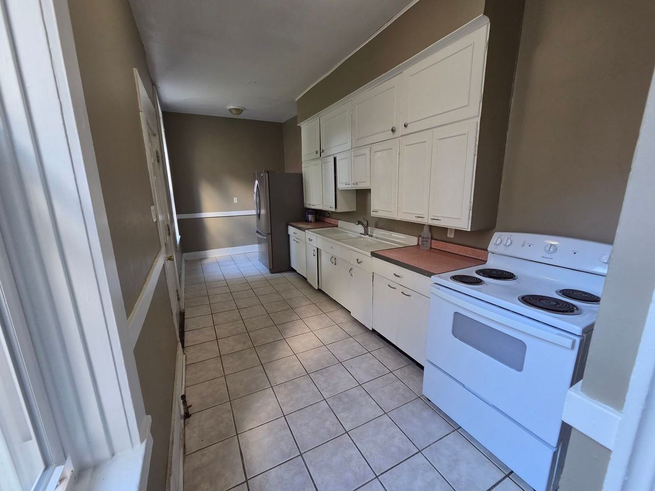 328 E 8th St #B - Photo 4 of 5