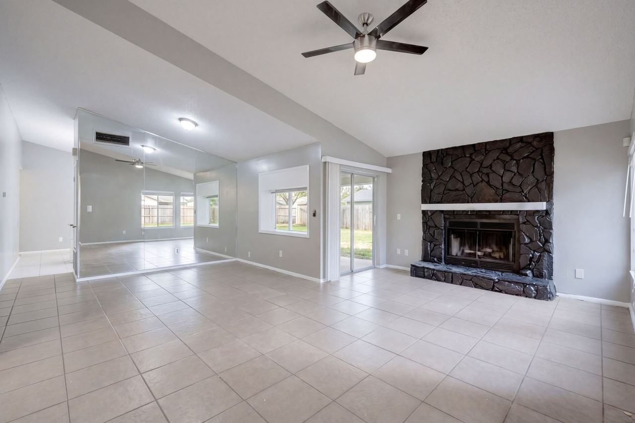 2215 Oakbridge Way - Photo 3 of 21