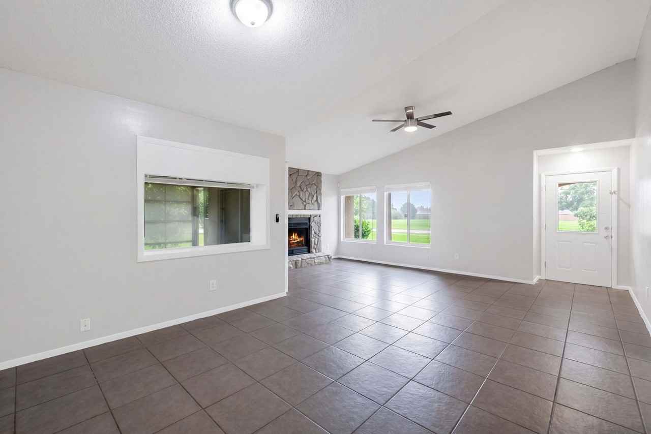 2215 Oakbridge Way - Photo 5 of 21