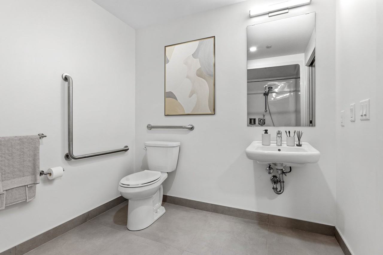 305 Rochester St - Photo 3 of 8
