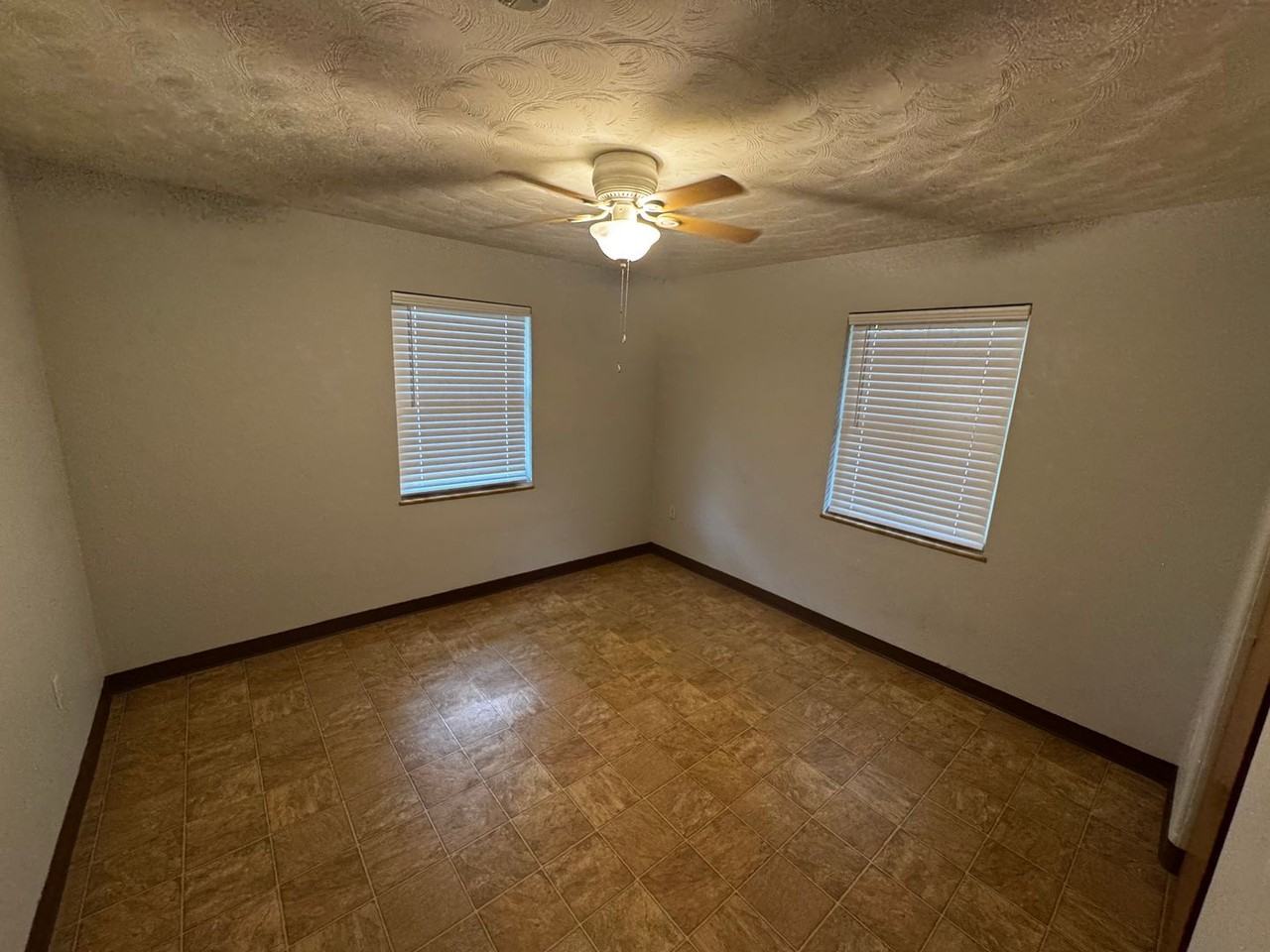 401 W Seminole Ave - Photo 5 of 7