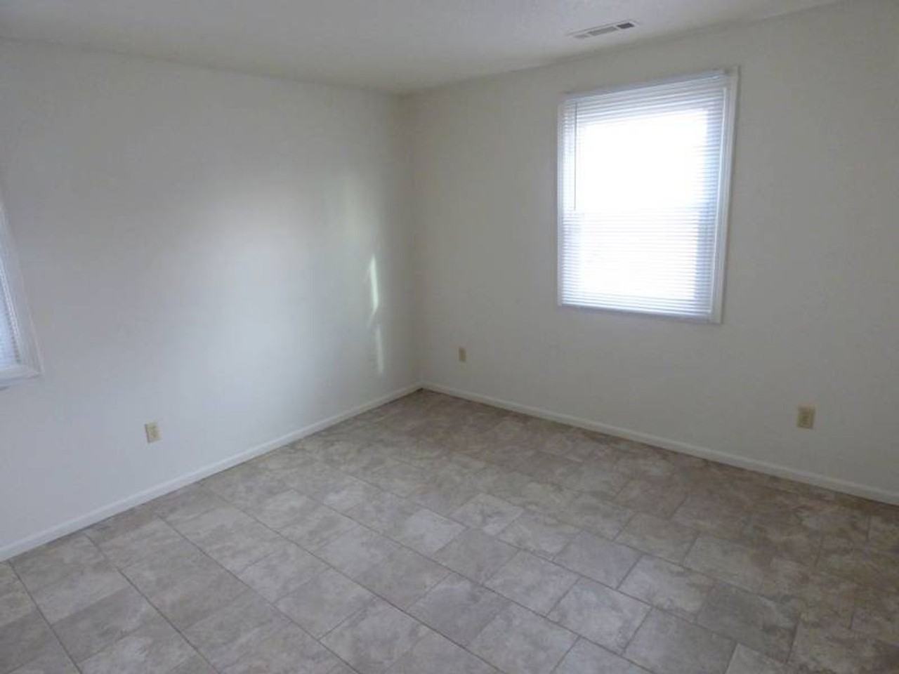 5527 Hoagland Ave - Photo 7 of 13