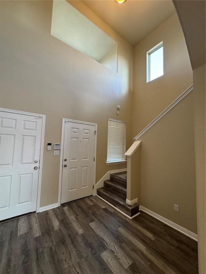 15207 Verela Dr - Photo 3 of 11