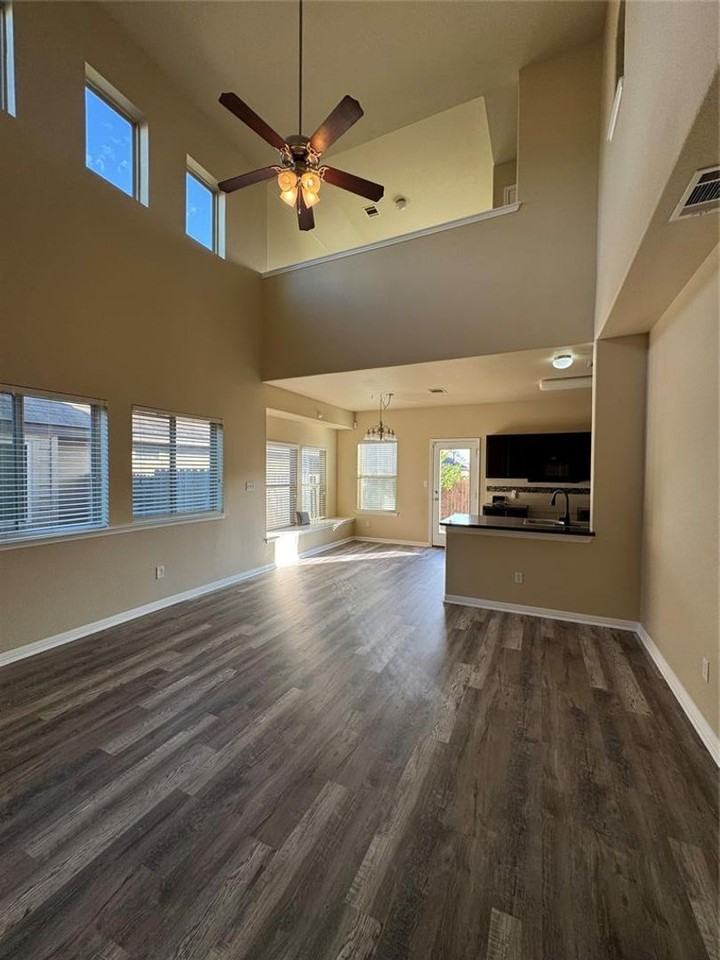 15207 Verela Dr - Photo 4 of 11