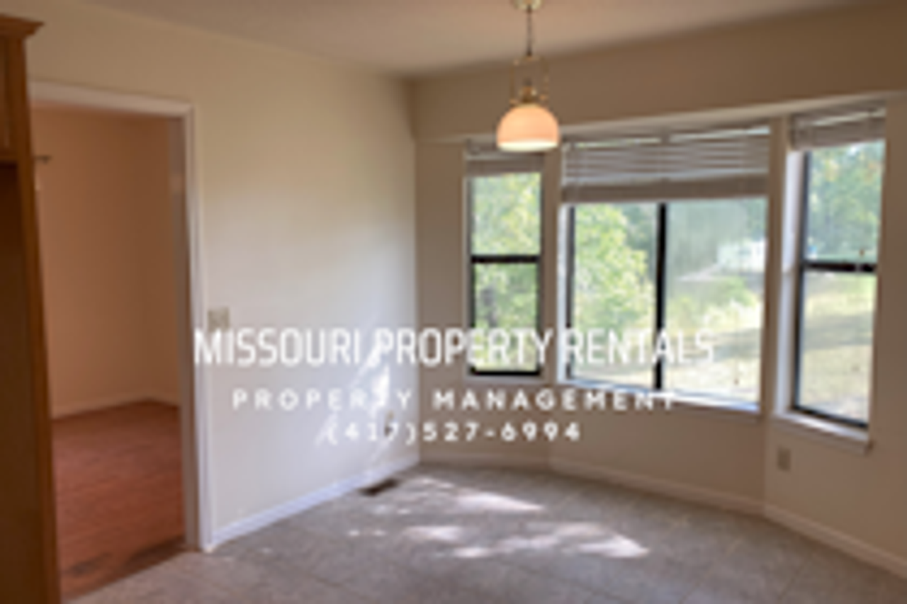 960 Skyline Dr - Photo 3 of 18