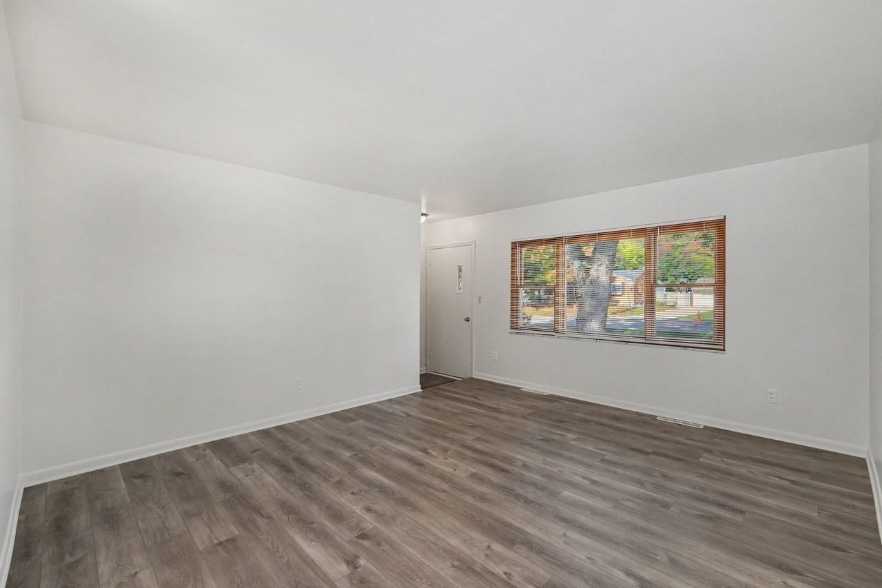 2045 Huntington Ave - Photo 4 of 18