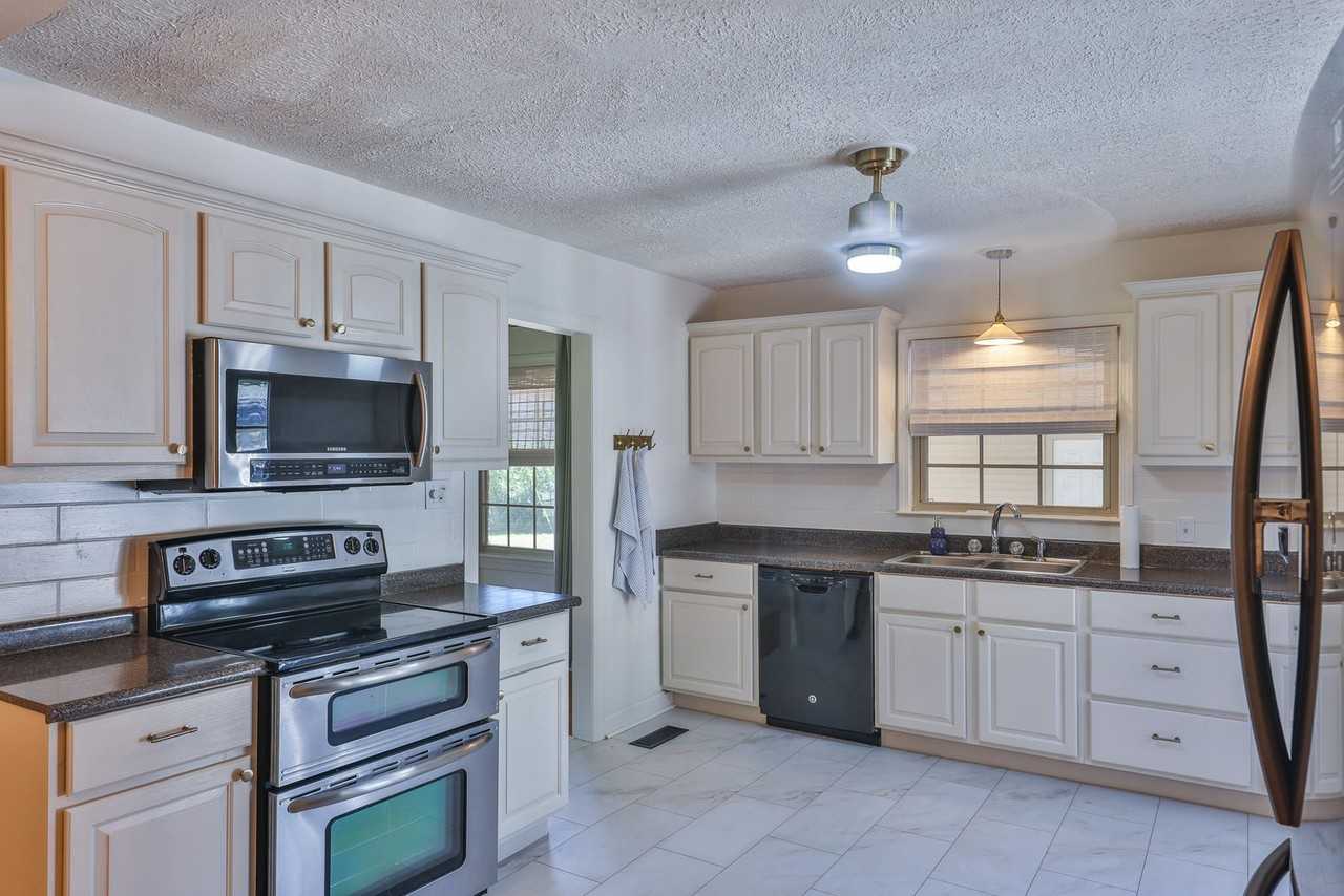 206 Christine St - Photo 5 of 25