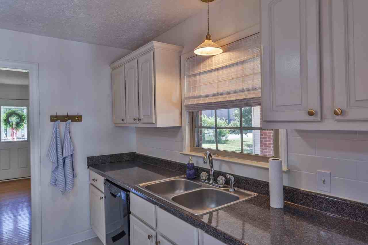 206 Christine St - Photo 6 of 25