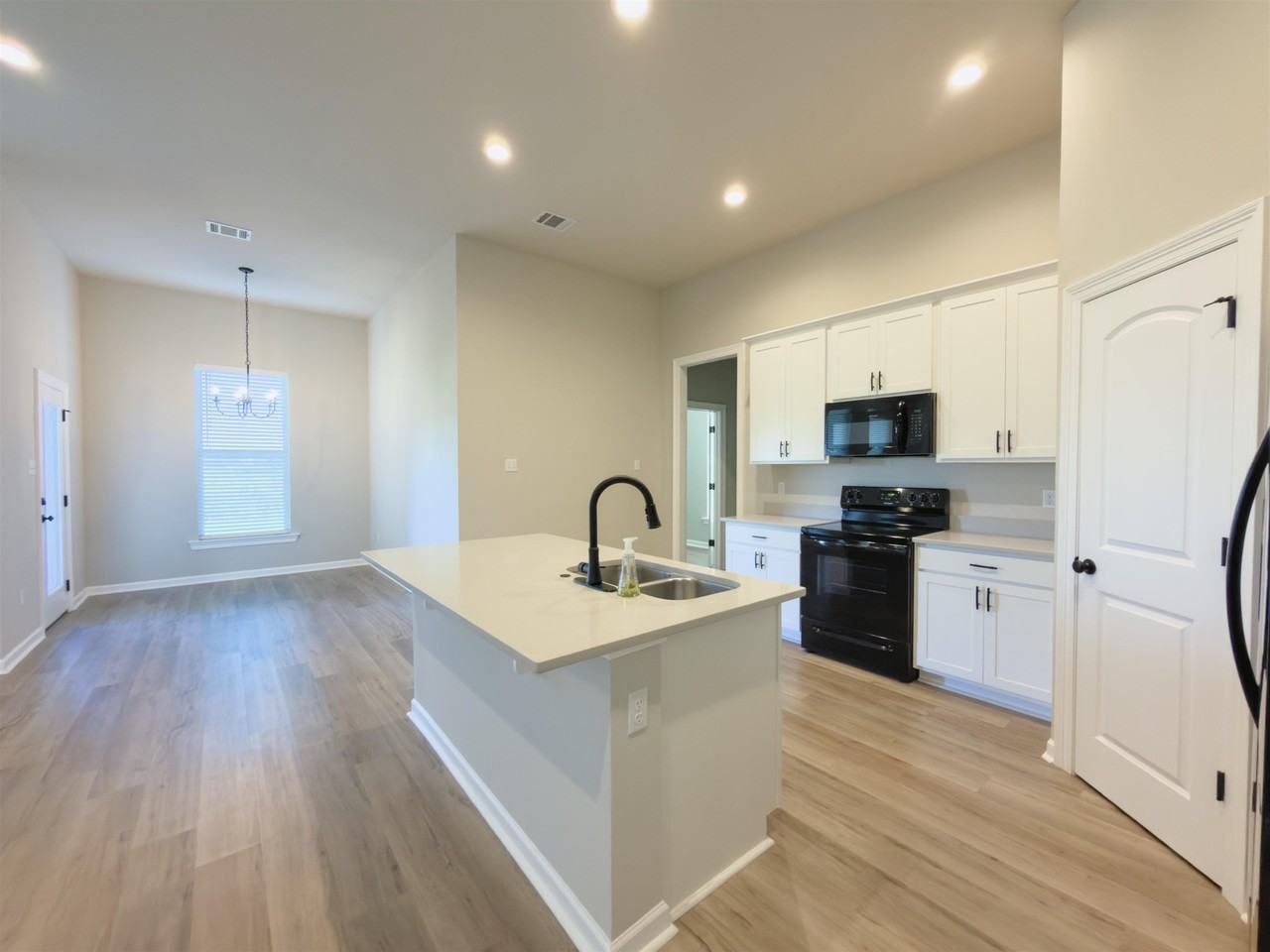 183 Pond Dr - Photo 4 of 11
