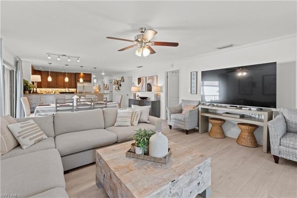 16442 Timberlakes Dr Apt 204 - Photo 4 of 39