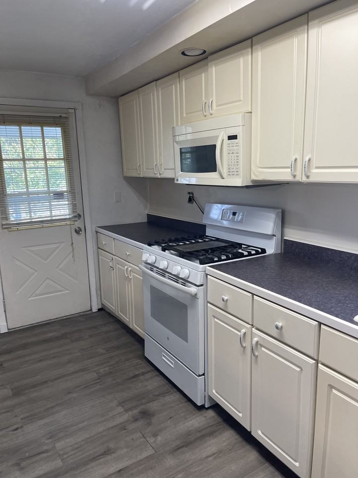 1052 Steuben St #1 - Photo 6 of 17