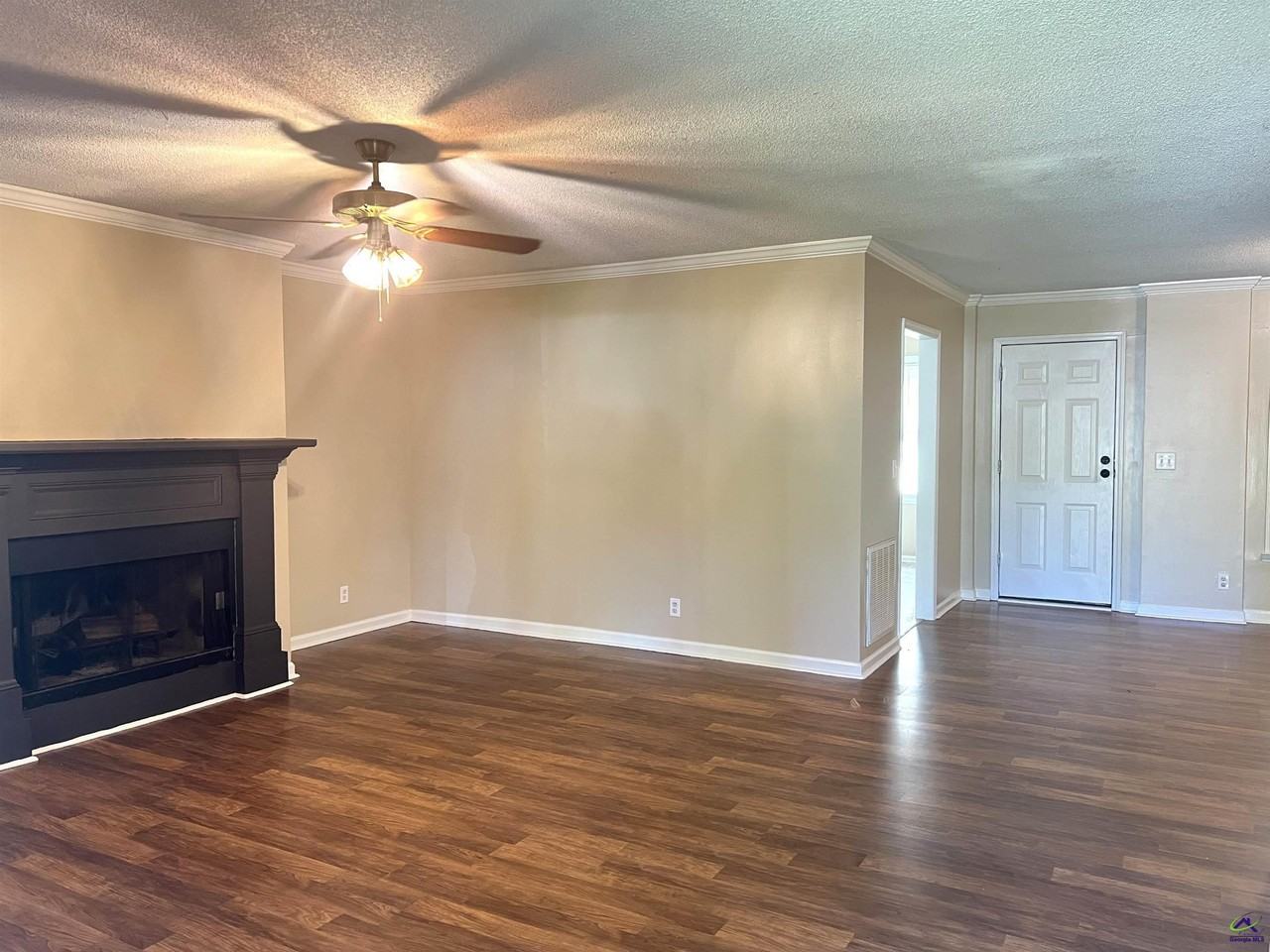 302 James Pl - Photo 3 of 33