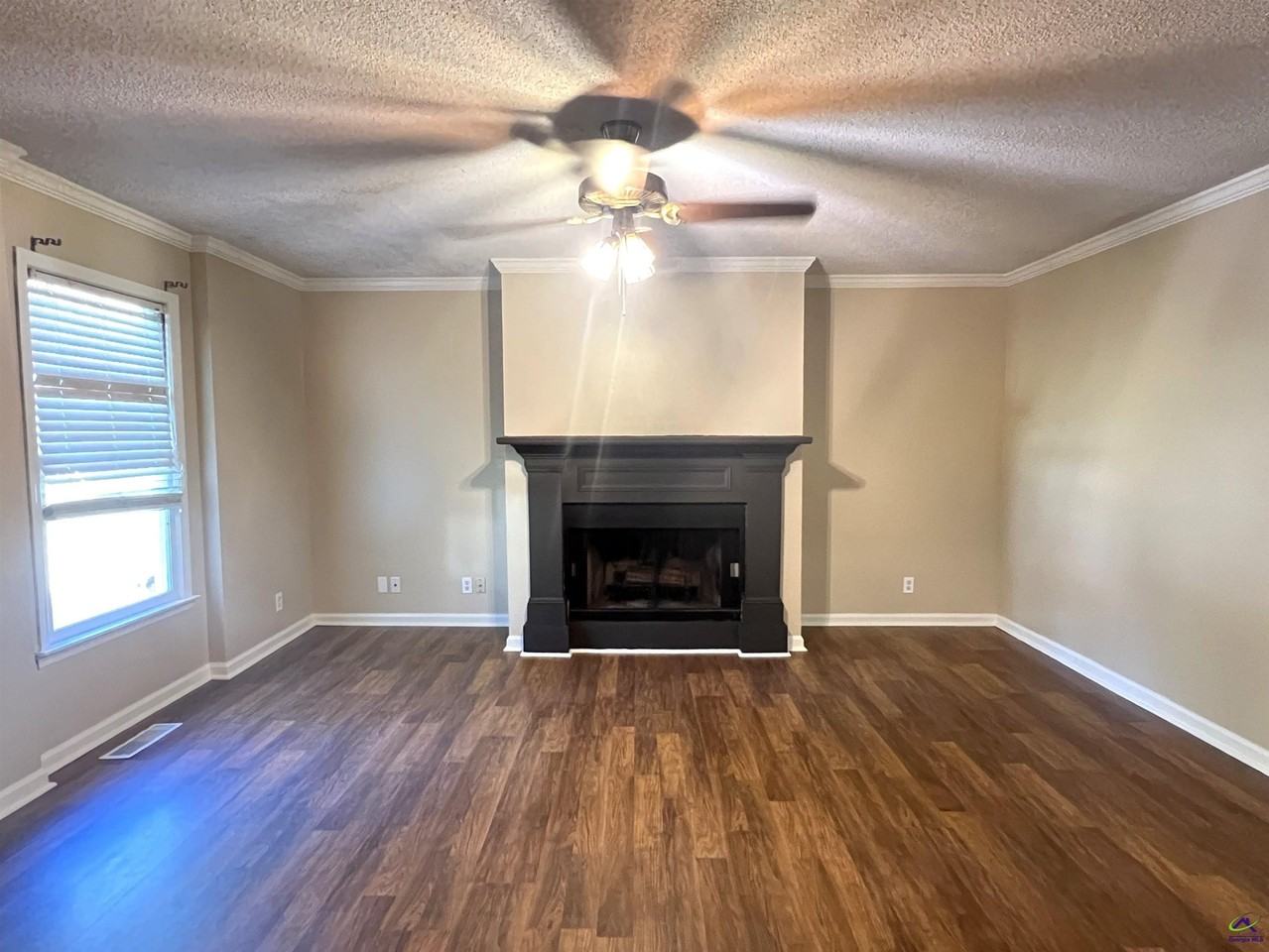 302 James Pl - Photo 4 of 33