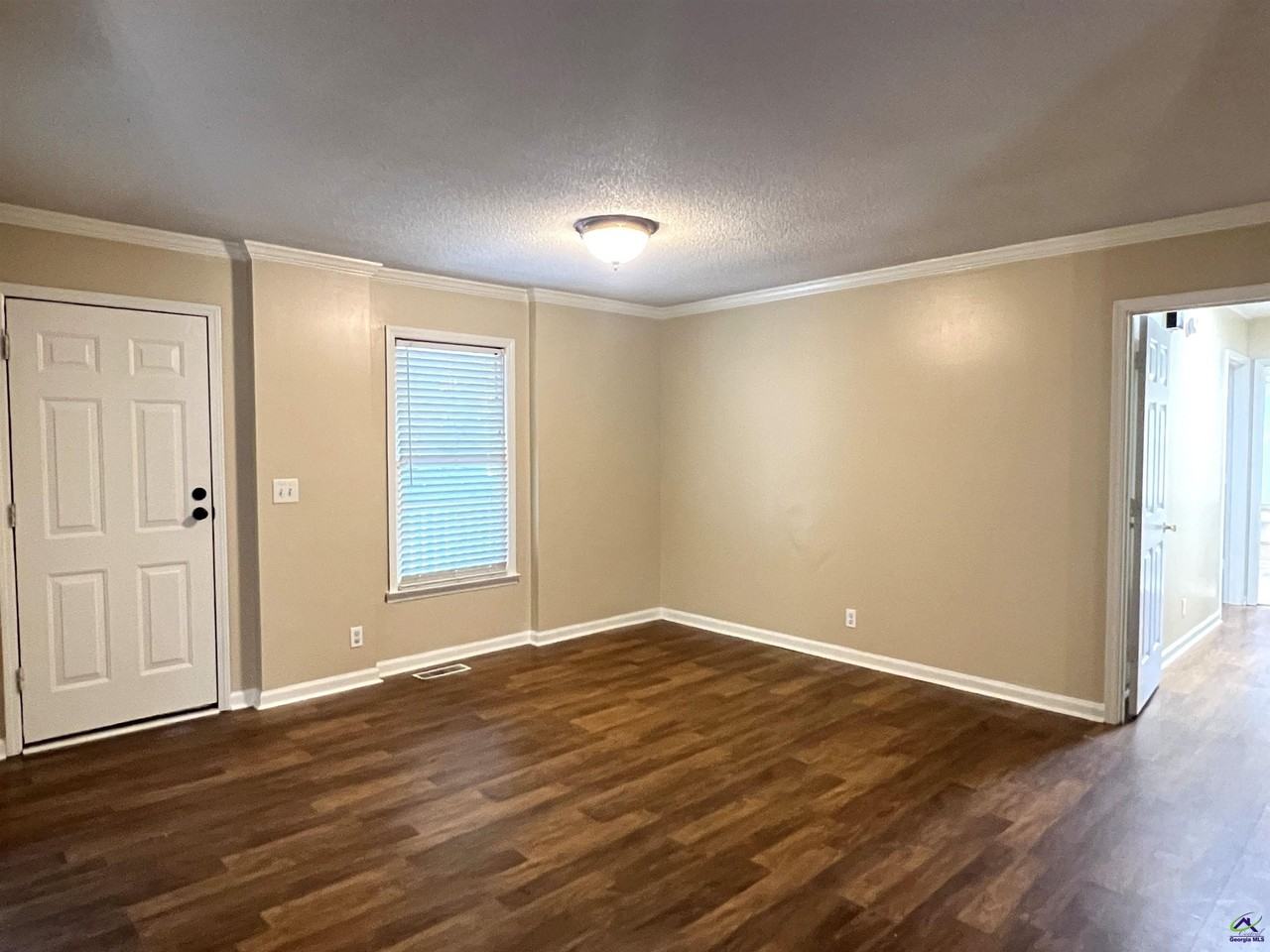 302 James Pl - Photo 5 of 33