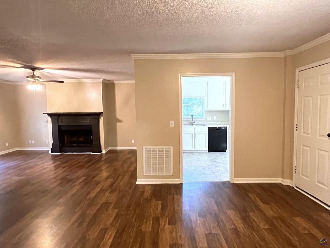 302 James Pl - Photo 6 of 33