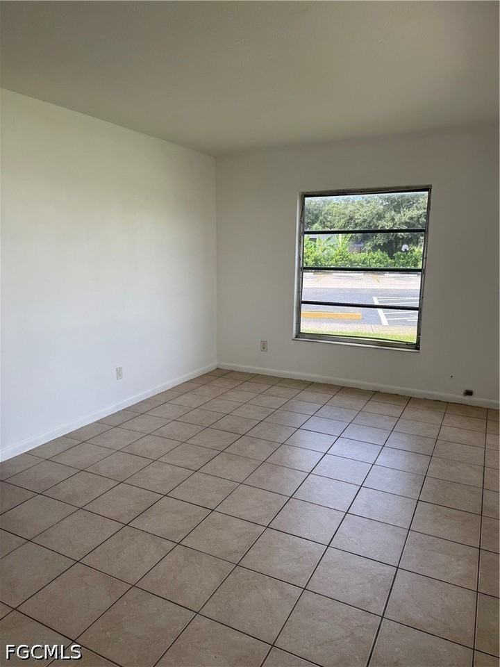 1131 S Loop Blvd - Photo 7 of 19