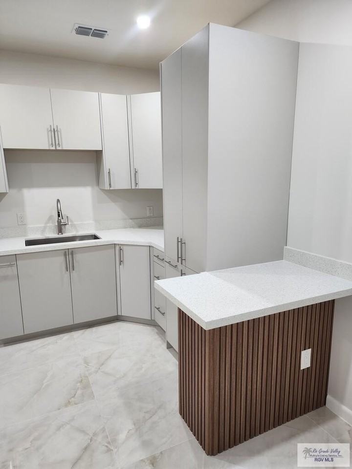 2721 Pennsylvania Ave - Photo 2 of 19