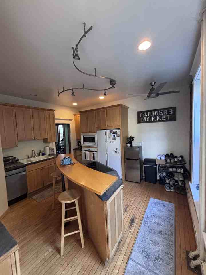 1113 E 4th St #1 - Photo 7 of 25