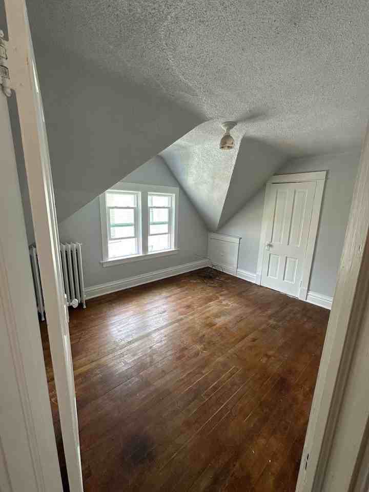 1528 E 4th St #1 - Photo 7 of 21