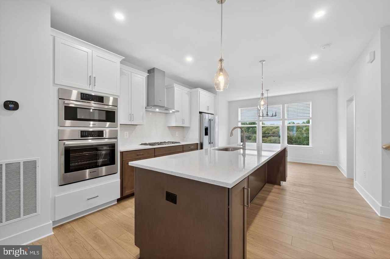 4937 Purdy Aly - Photo 3 of 32