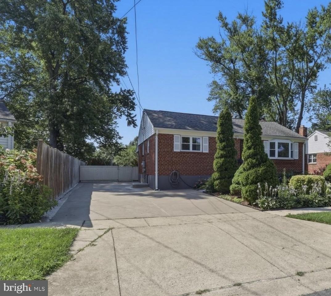 13105 Hallet Ct - Photo 3 of 19