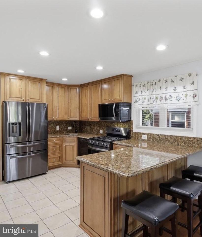13105 Hallet Ct - Photo 4 of 19