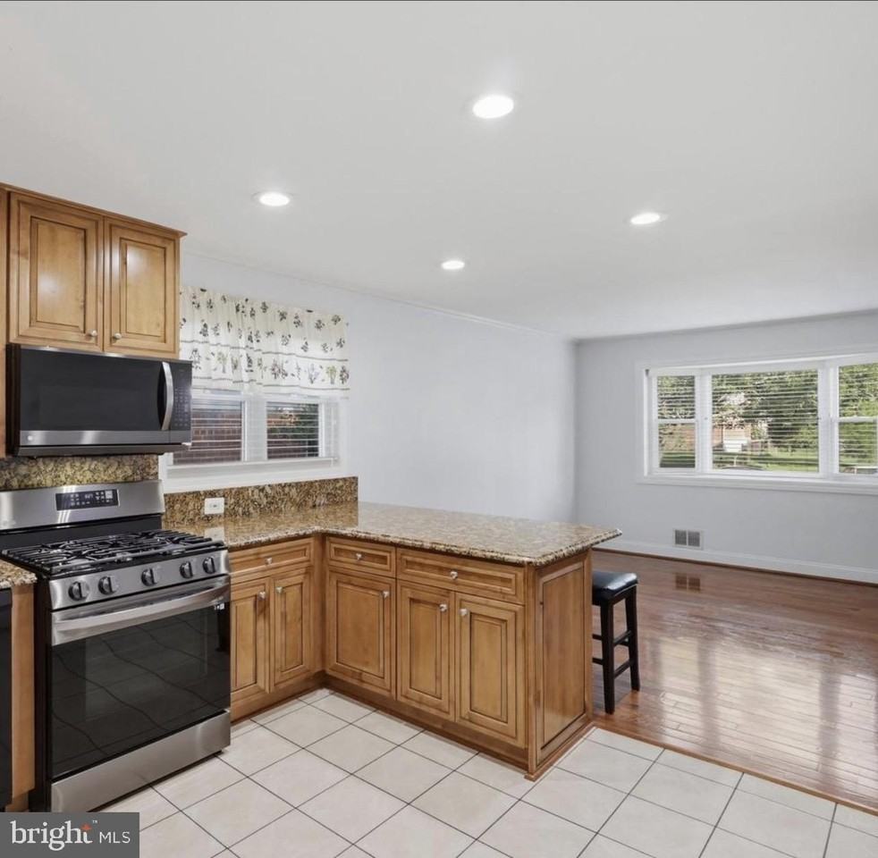 13105 Hallet Ct - Photo 5 of 19