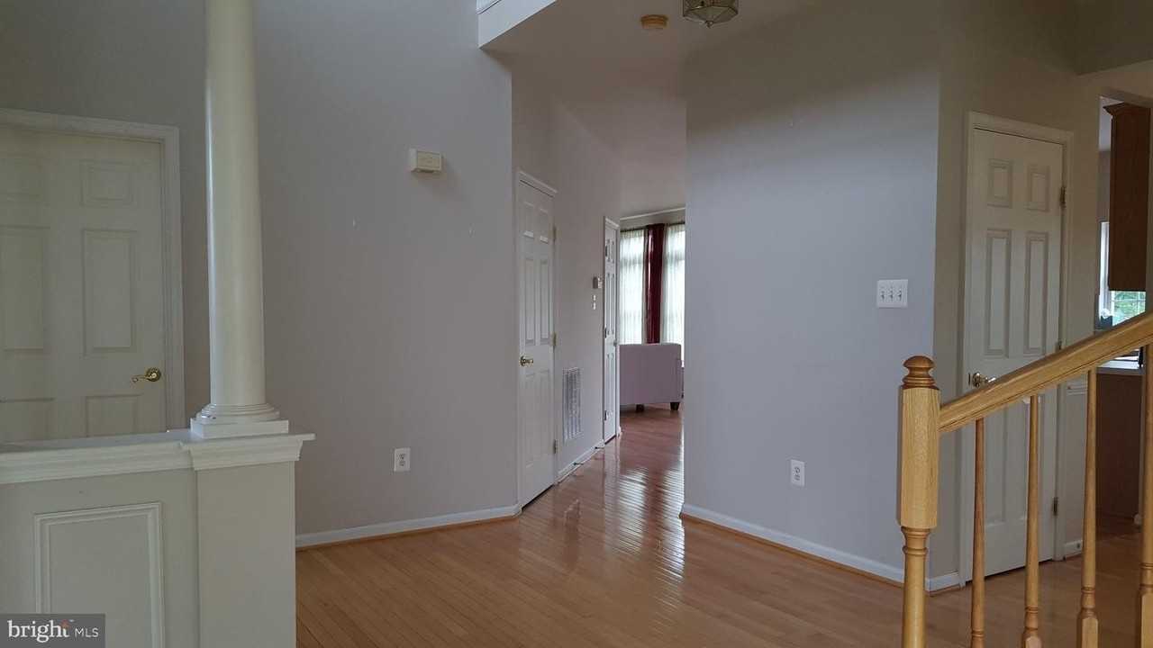 20010 Farmingdale Ct - Photo 3 of 21