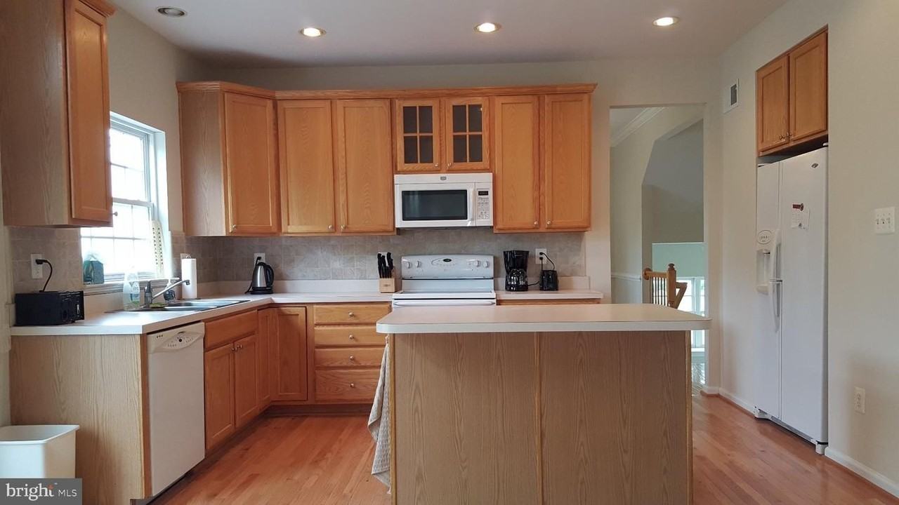 20010 Farmingdale Ct - Photo 7 of 21