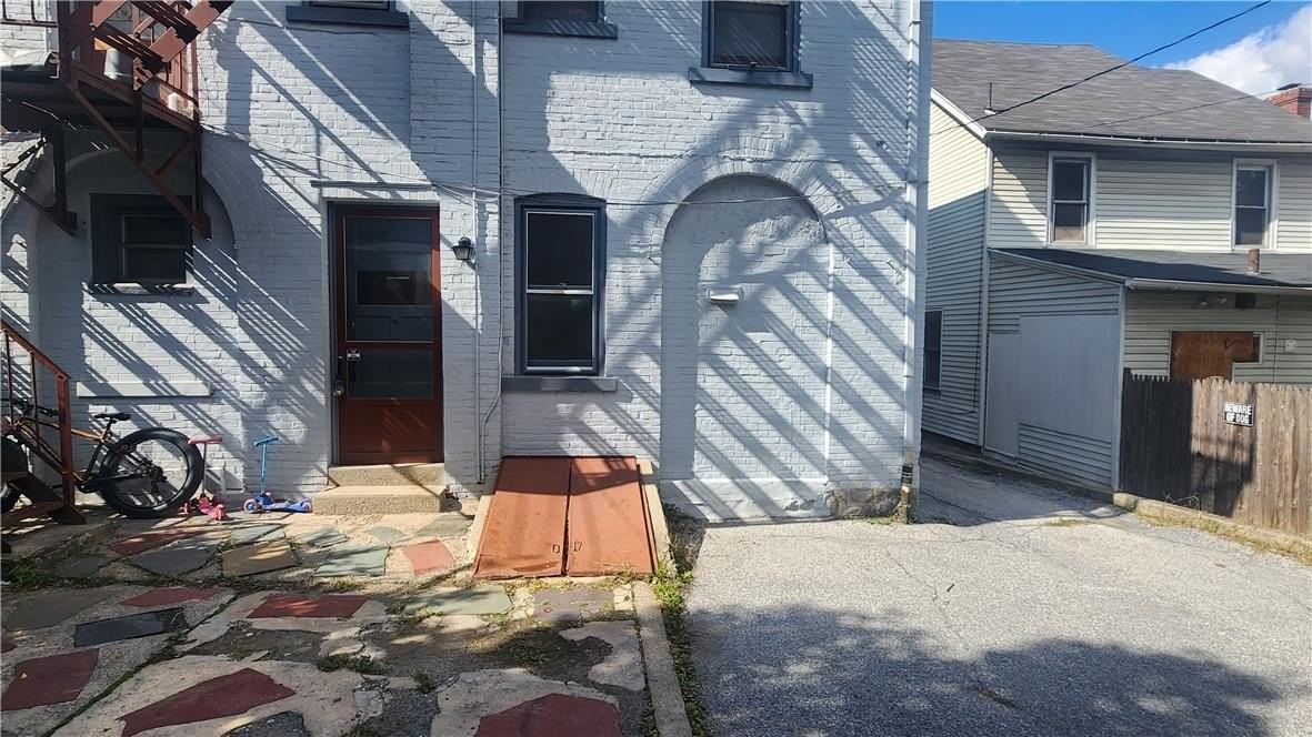 527 Wyandotte St #1stFLREAR - Photo 2 of 16