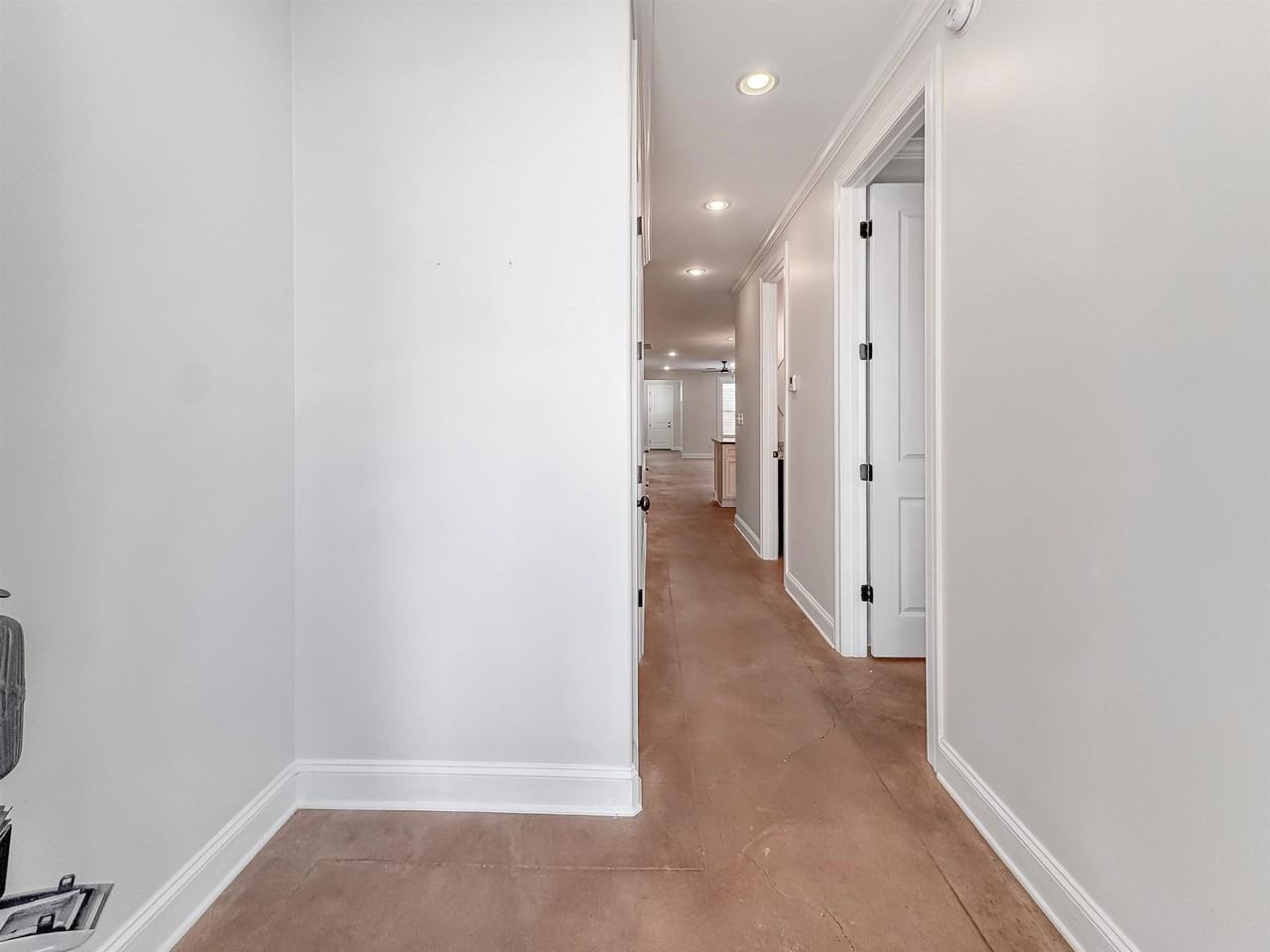 613 S Front St - Photo 2 of 38