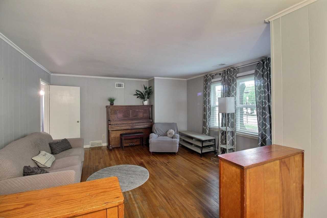 534 S Center St - Photo 6 of 21