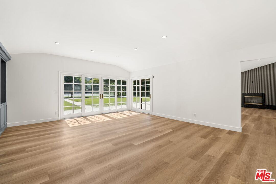 23060 Hatteras St - Photo 2 of 8