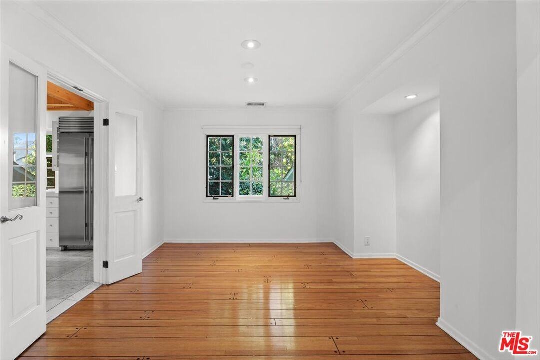 4031 Hollyline Ave - Photo 4 of 8